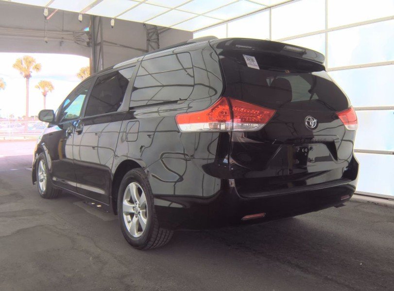 2014 Toyota Sienna LE's photo