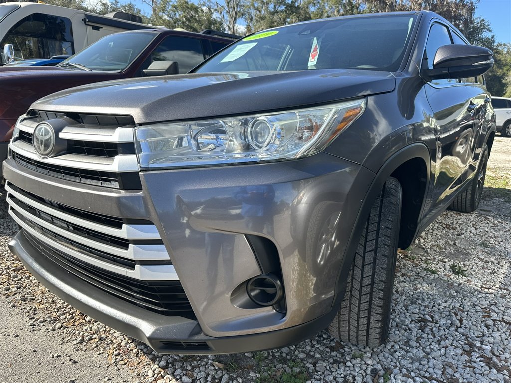 2019 Toyota Highlander LE's photo
