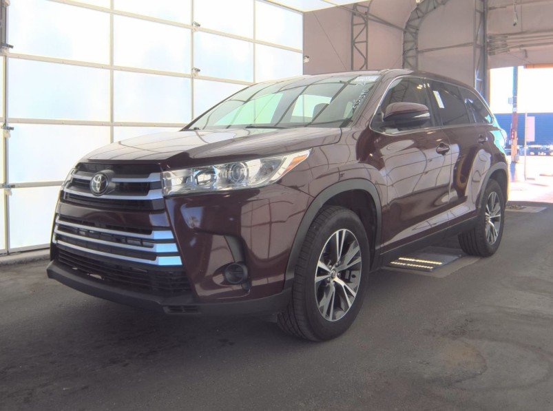2019 Toyota Highlander LE's photo