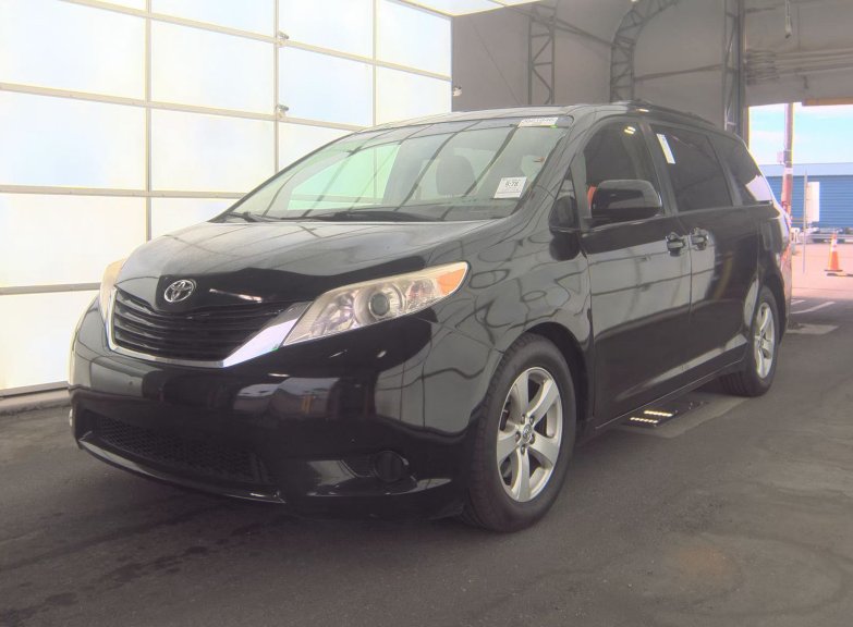 2015 Toyota Sienna LE V6 8-Passenger's photo