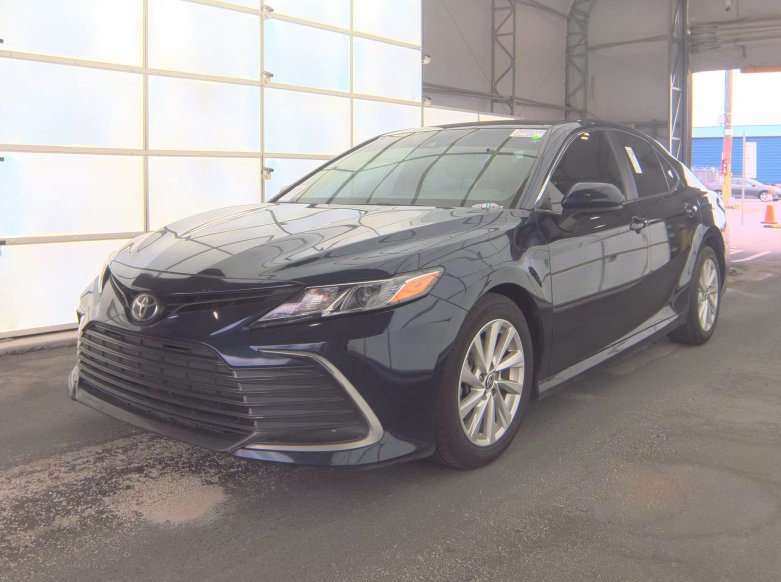 2022 Toyota Camry LE's photo